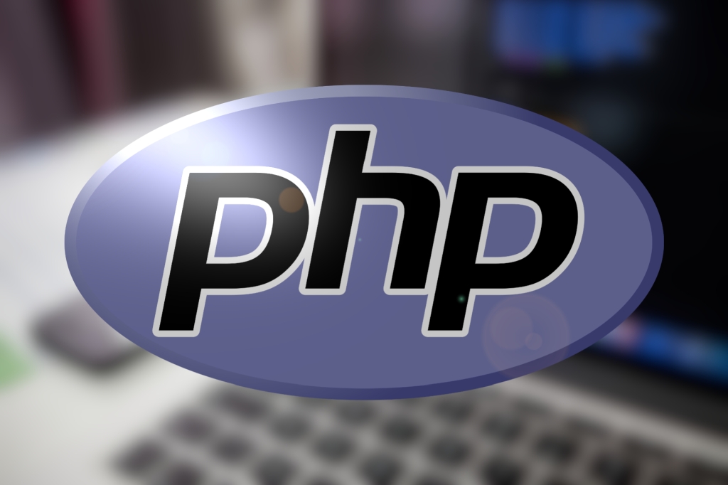 Logotipo da linguagem PHP com um leve efeito de iluminação e um  notebook ao fundo desfocado