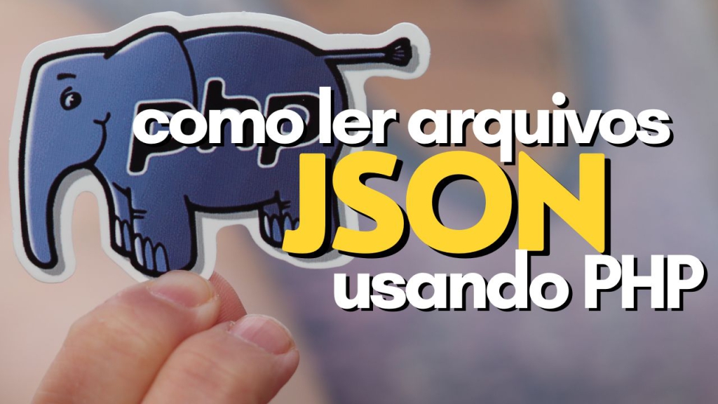 Um adesivo do elefante que é logotipo do PHP sendo segurando por dedos femininos. Ao lado, o texto: Como ler arquivos JSON usando PHP